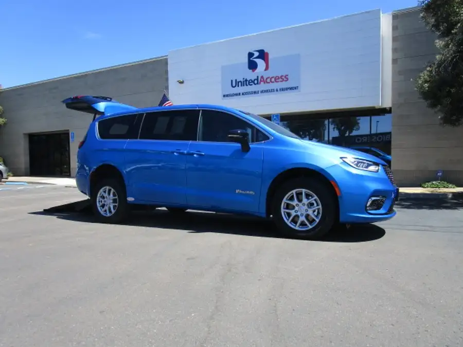 2026 Chrysler Pacifica Select's photo