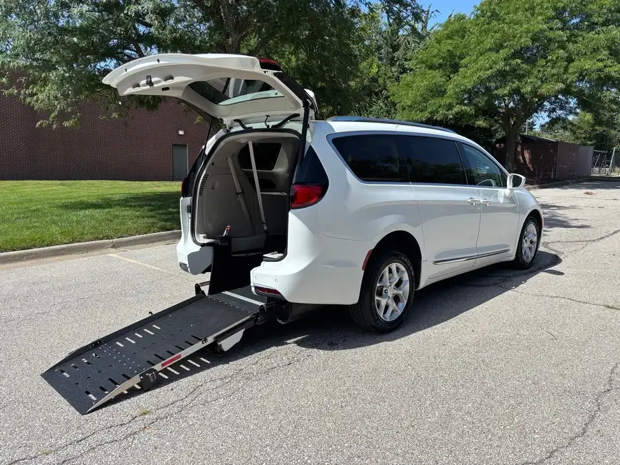 2020 Chrysler Pacifica Touring L's photo
