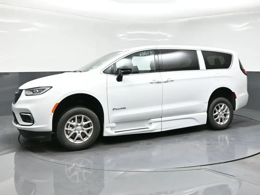 2026 Chrysler Pacifica Select photo 5