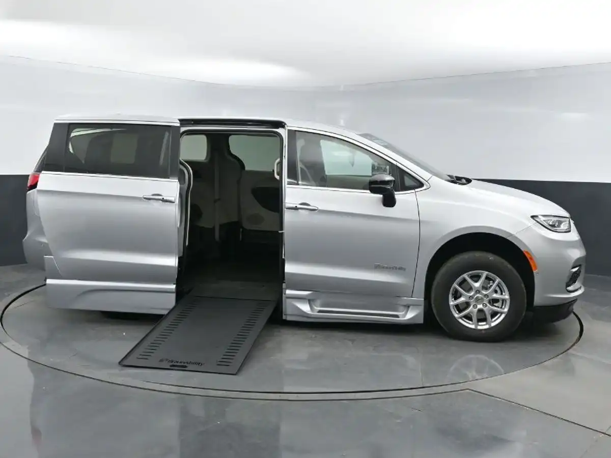 2024 Chrysler Pacifica Touring L's photo