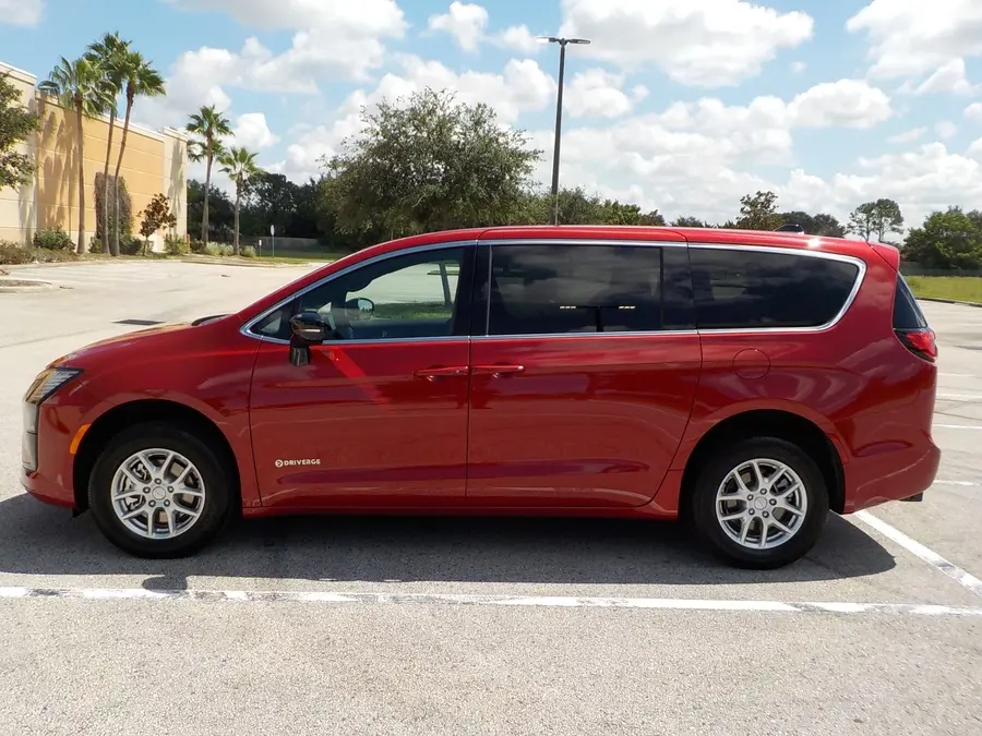 2027 Chrysler Pacifica Select photo 5