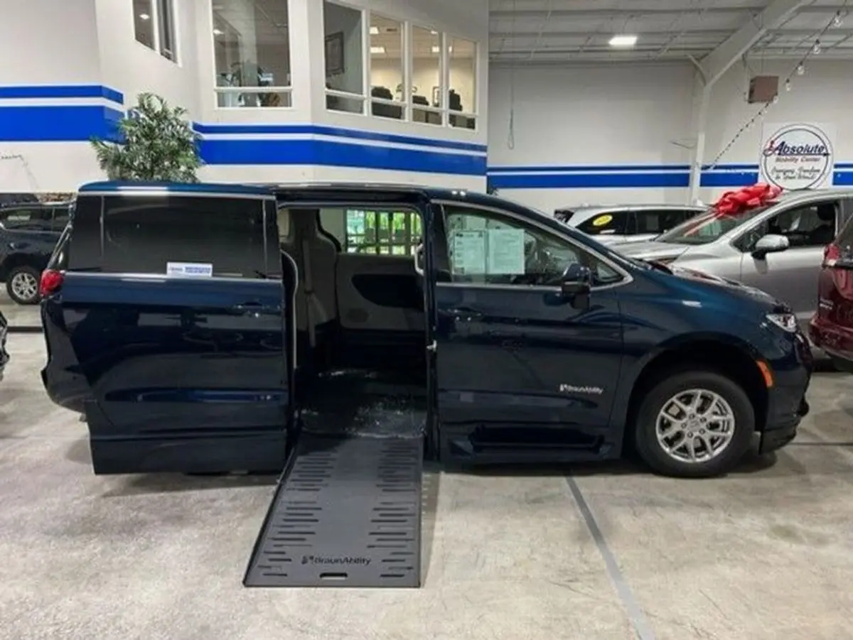 2023 Chrysler Pacifica Touring L photo 4