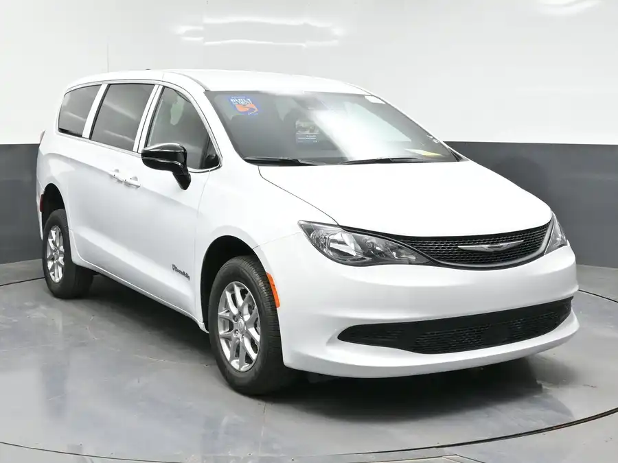 2026 Chrysler Voyager LX's photo