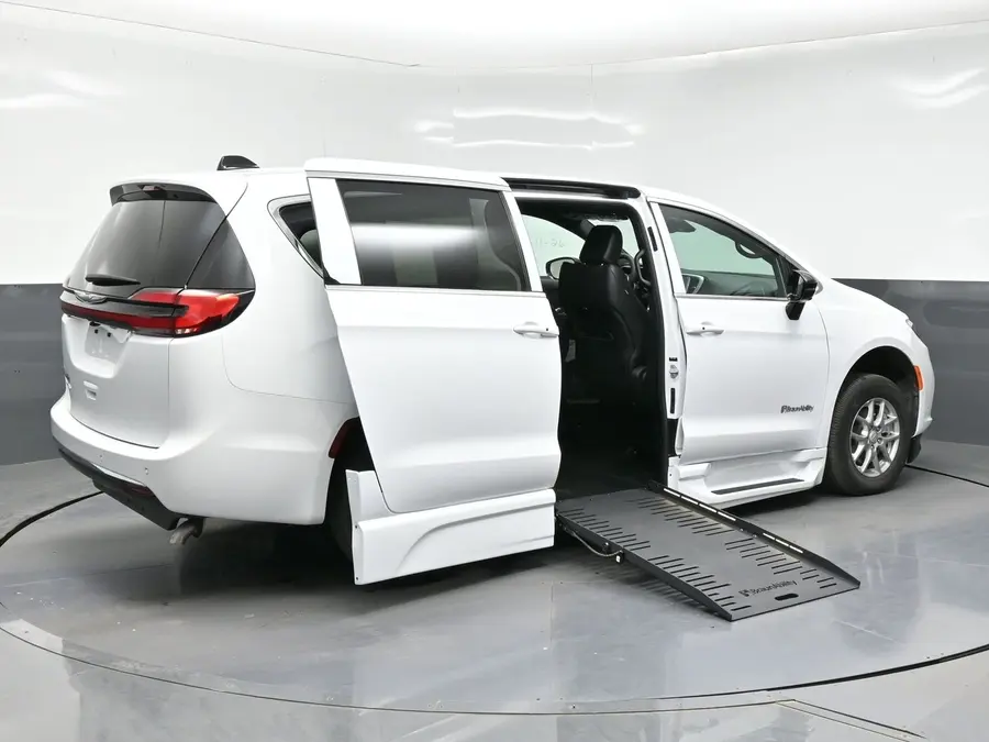 2026 Chrysler Pacifica Select photo 5