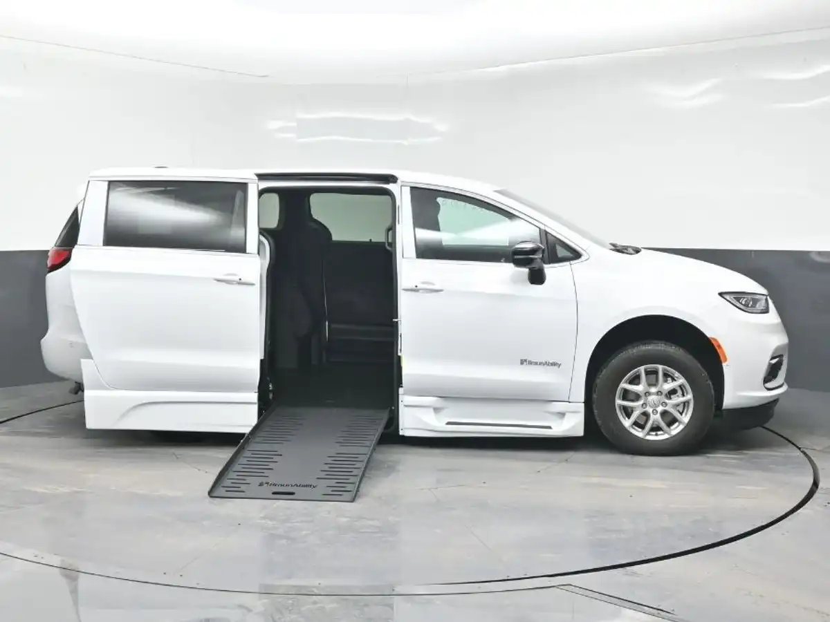 2025 Chrysler Pacifica Select's photo