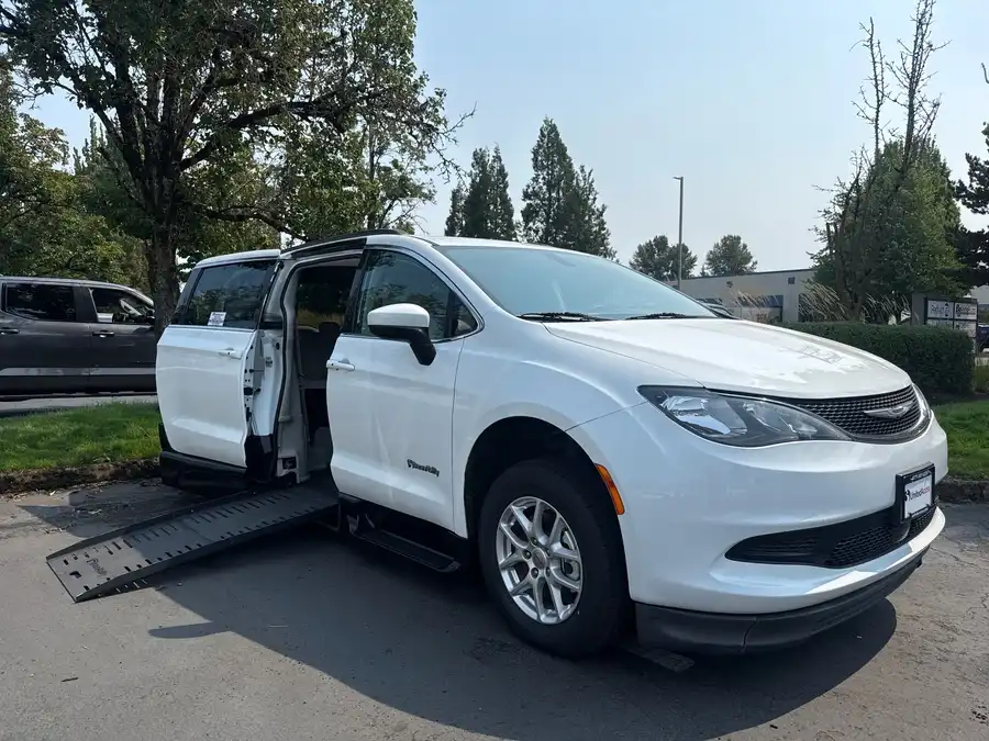 2021 Chrysler Voyager LXI's photo