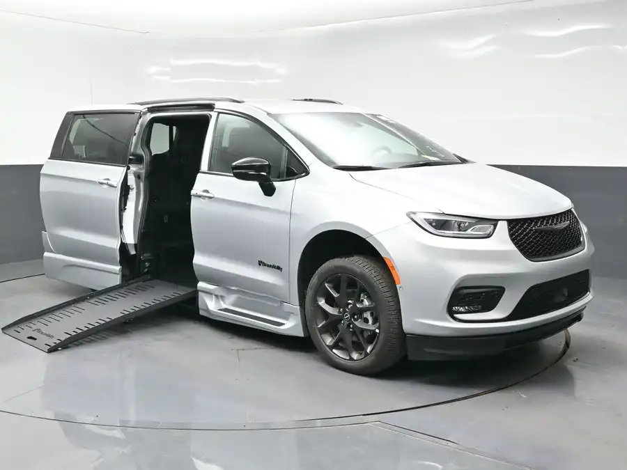 2026 Chrysler Pacifica Select's photo