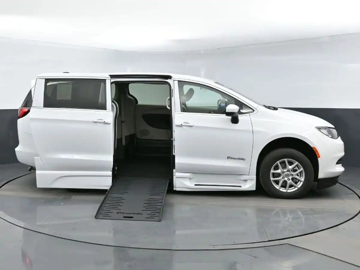 2023 Chrysler Voyager LX's photo