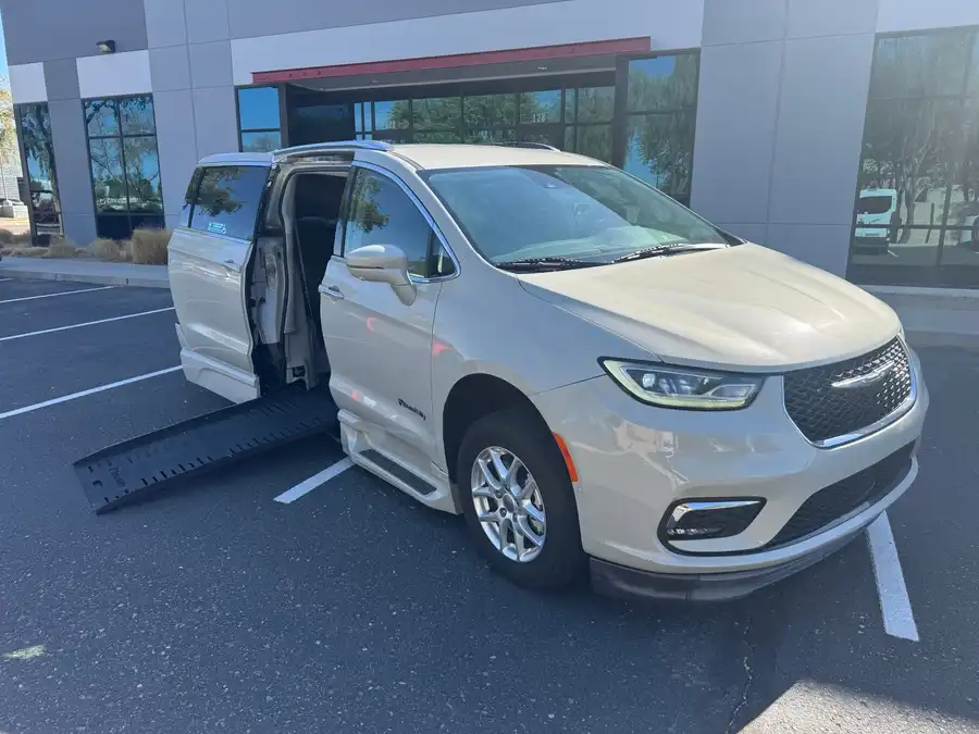 2021 Chrysler Pacifica Touring L's photo