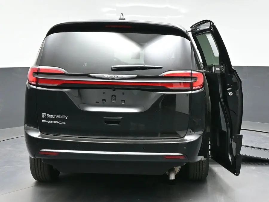 2026 Chrysler Pacifica Select photo 4