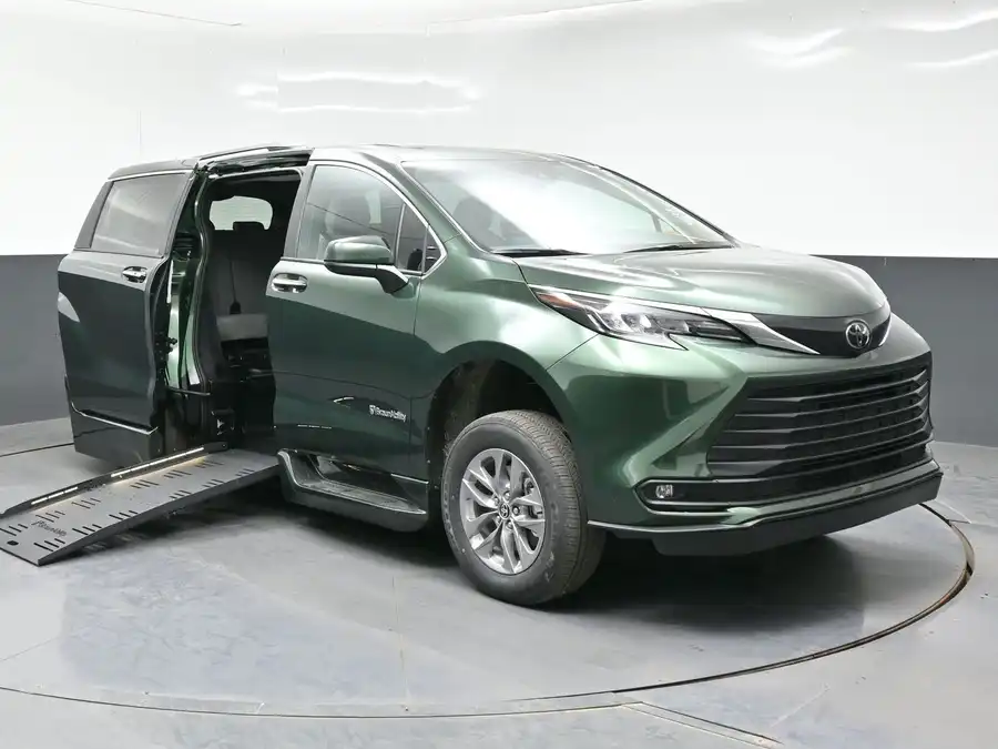 2026 Toyota Sienna XLE 7-Passenger Hybrid FWD's photo