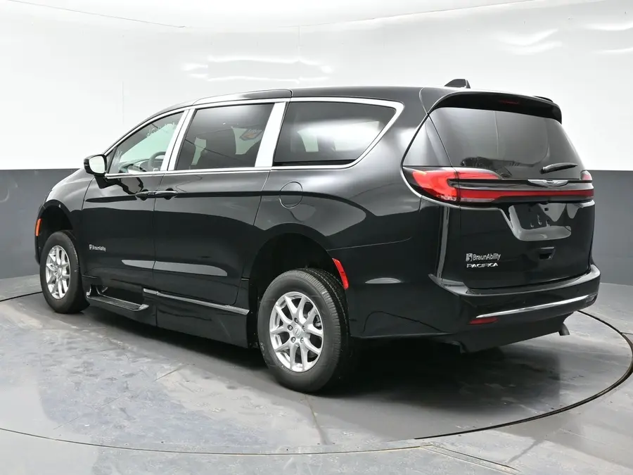 2026 Chrysler Pacifica Select photo 5