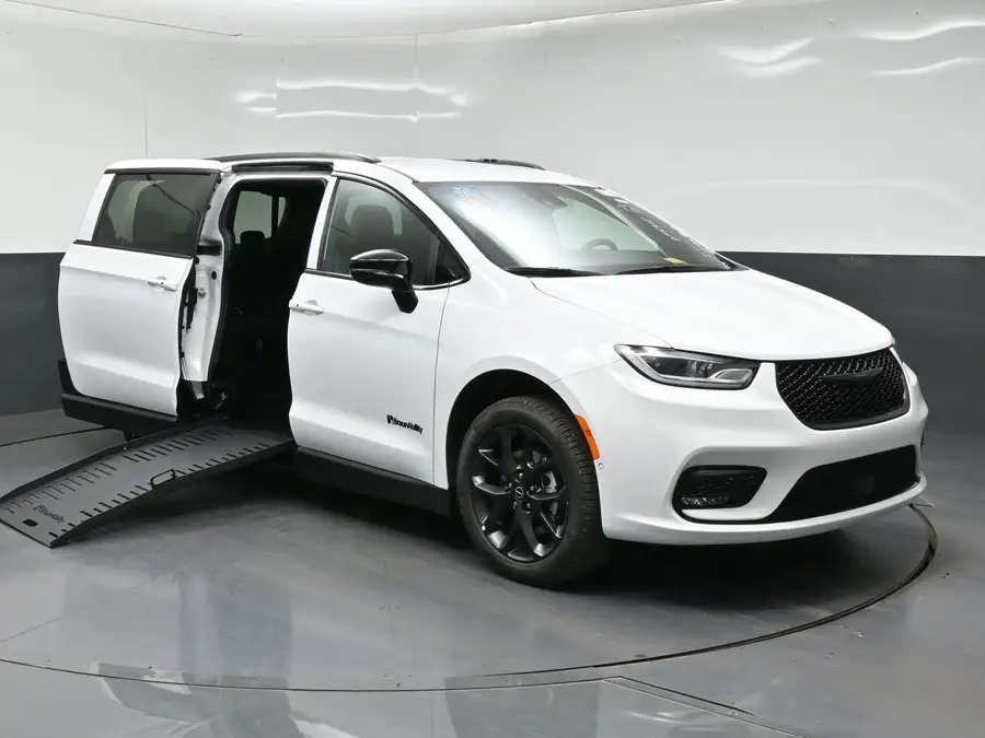2027 Chrysler Pacifica Select photo 1