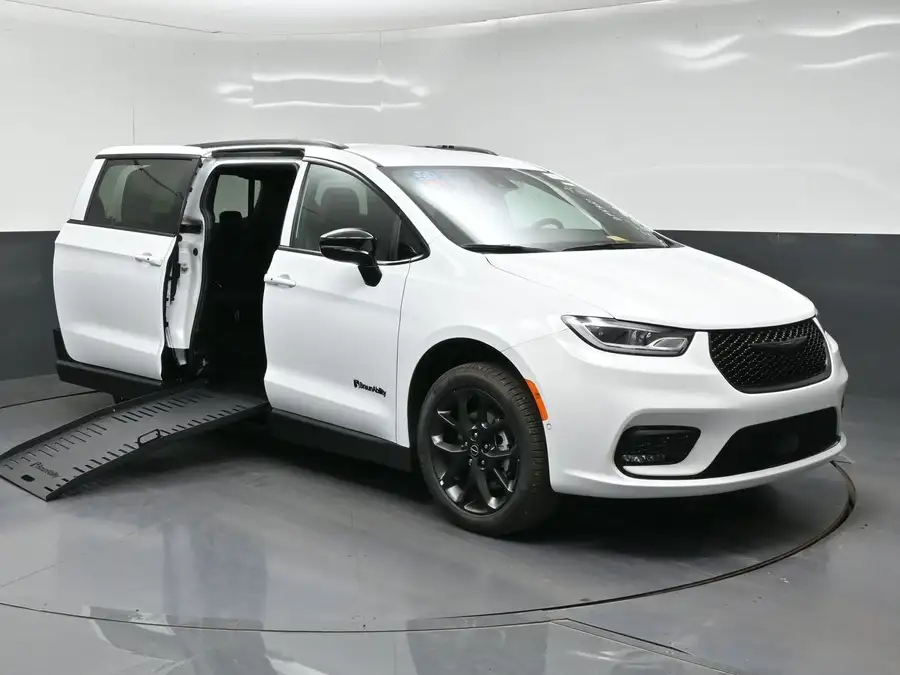 2027 Chrysler Pacifica Select's photo