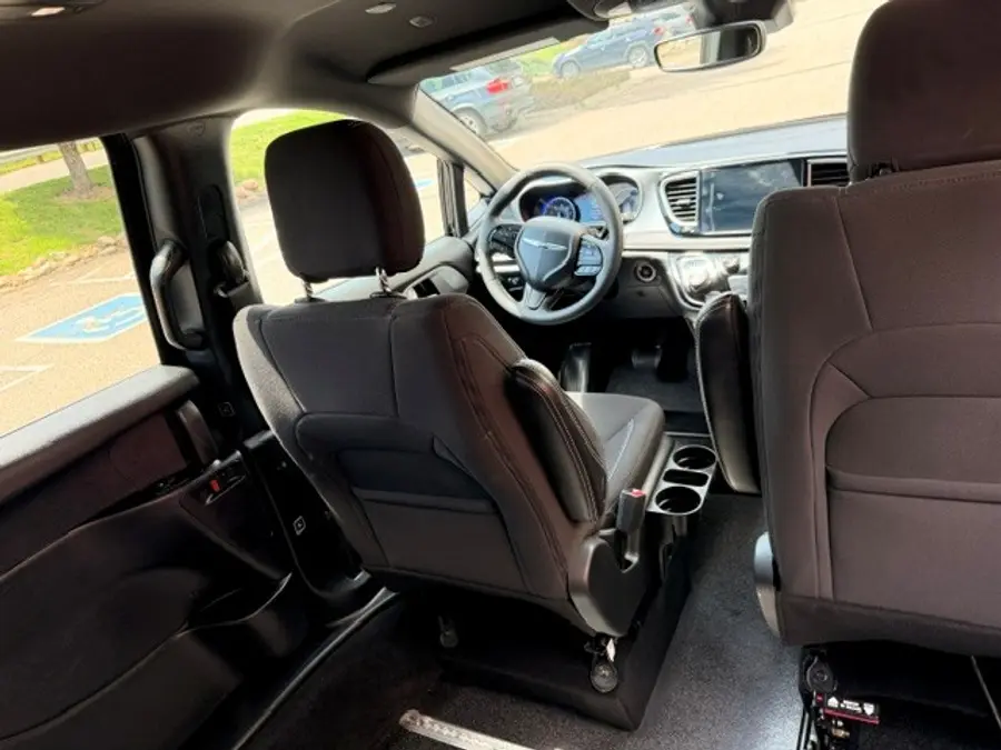 2024 Chrysler Pacifica Touring photo 3