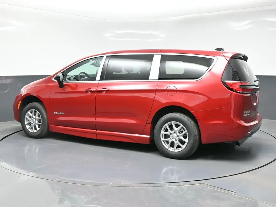 2026 Chrysler Pacifica Select photo 4