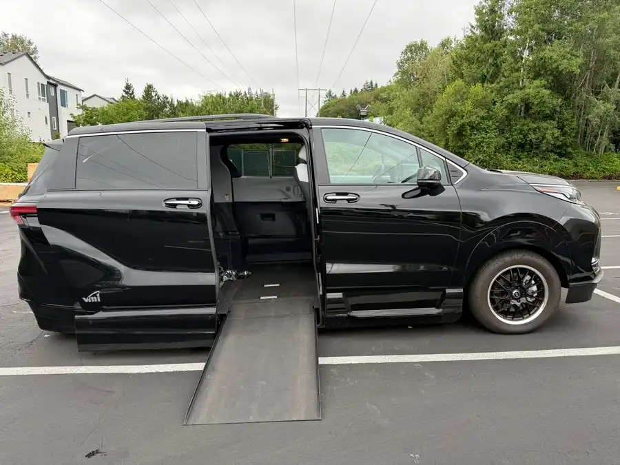 2023 Toyota Sienna XSE 7-Passenger Hybrid AWD's photo