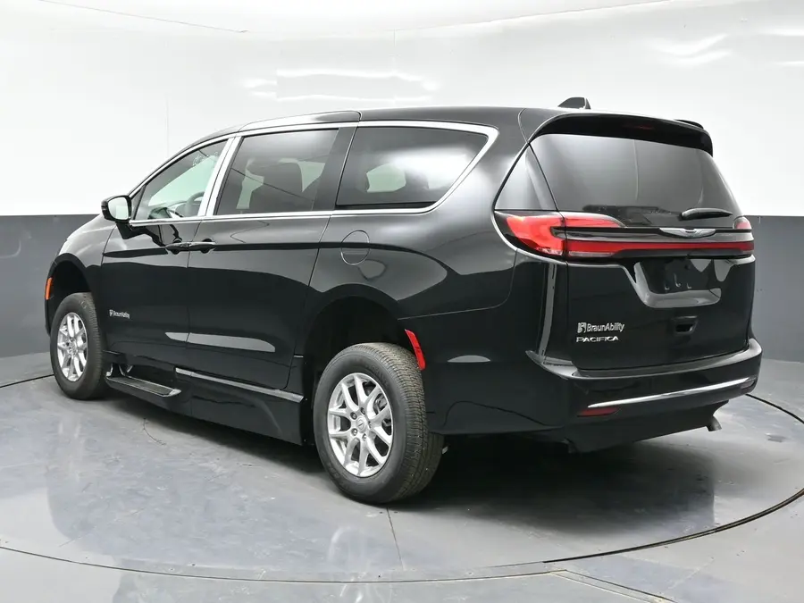 2026 Chrysler Pacifica Select photo 5