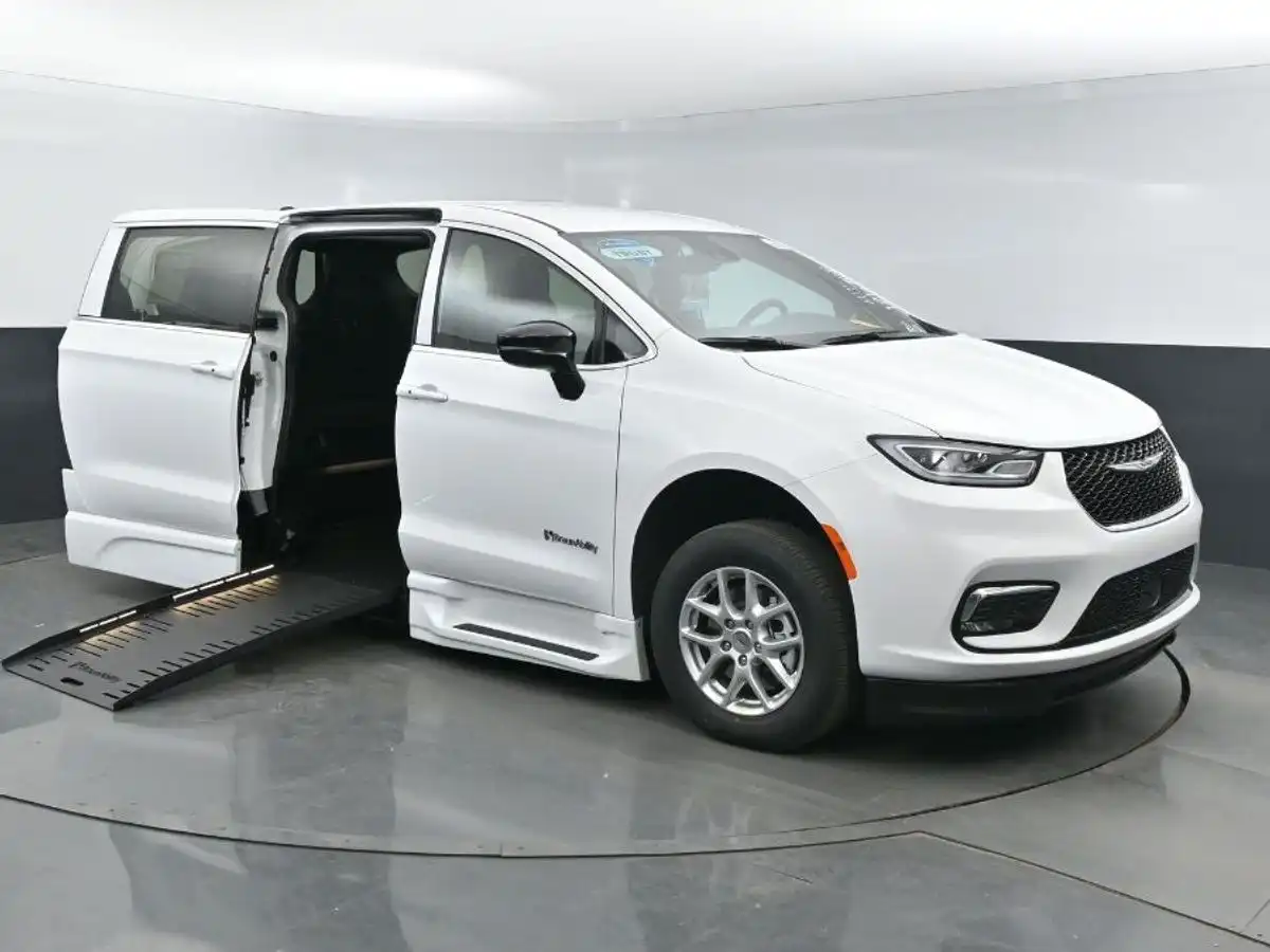 2024 Chrysler Pacifica Touring's photo