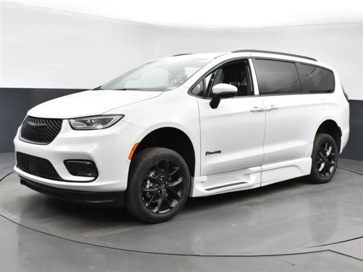 2023 Chrysler Pacifica Touring L photo 5