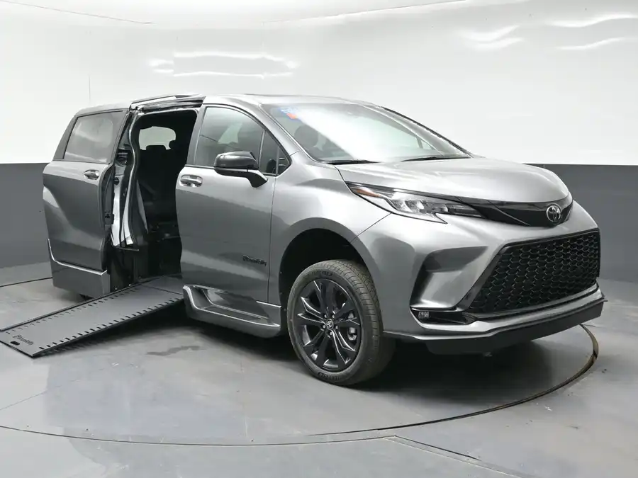 2026 Toyota Sienna XSE 7-Passenger Hybrid FWD's photo