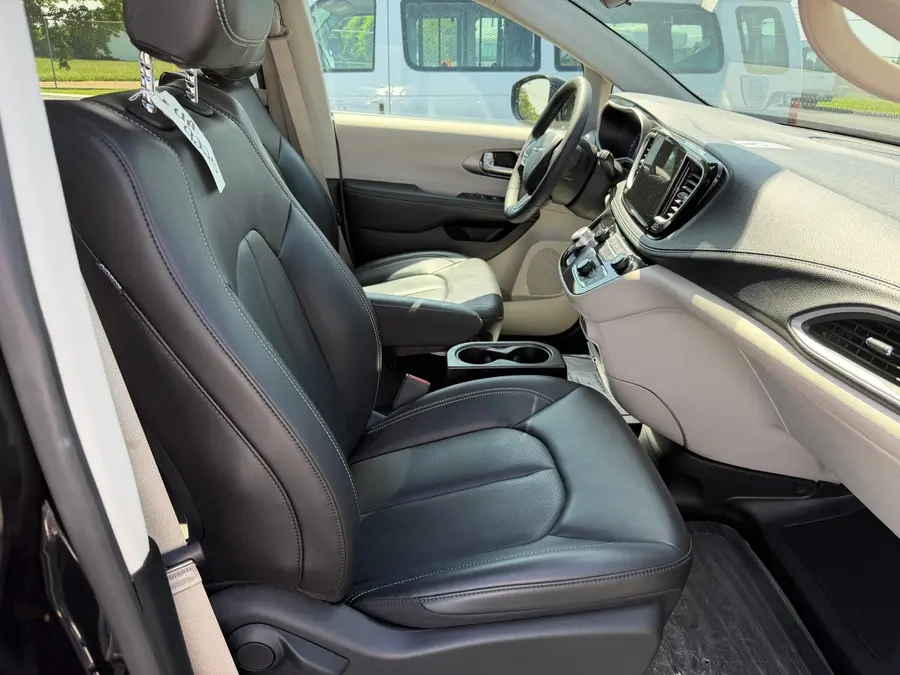 2024 Chrysler Pacifica Touring L photo 4