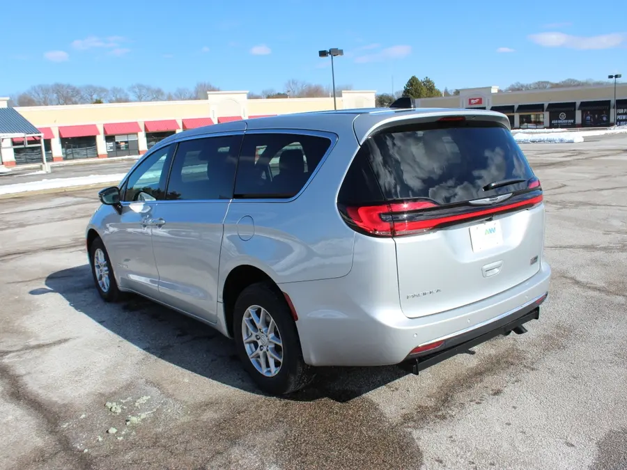 2026 Chrysler Pacifica Select photo 3