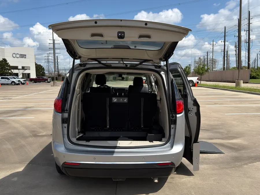 2017 Chrysler Pacifica Touring L photo 4