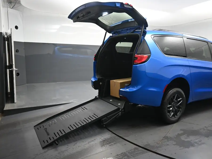 2027 Chrysler Pacifica Select photo 1