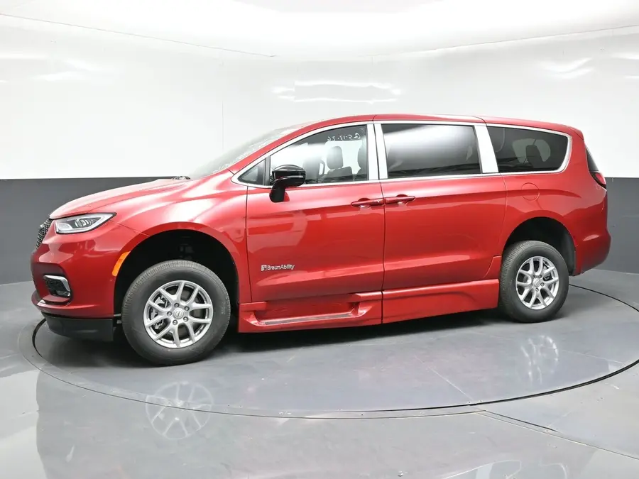2026 Chrysler Pacifica Select photo 3