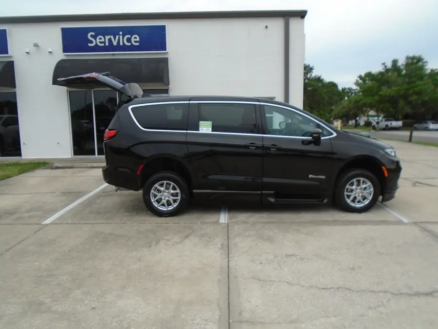 2026 Chrysler Pacifica Select photo 3