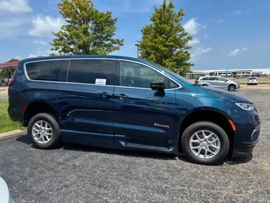2025 Chrysler Pacifica Select's photo