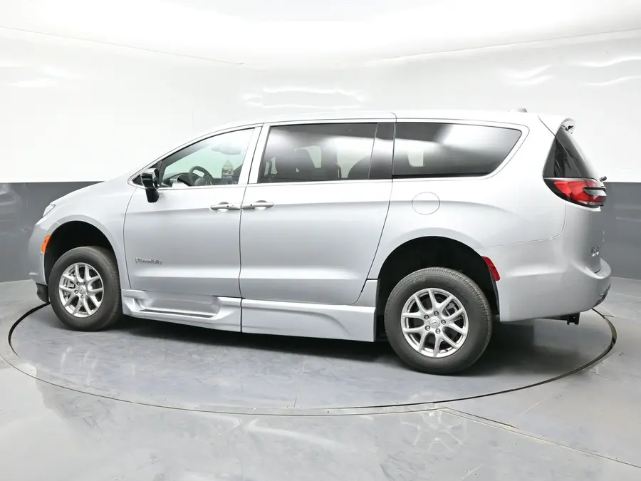 2026 Chrysler Pacifica Select photo 5