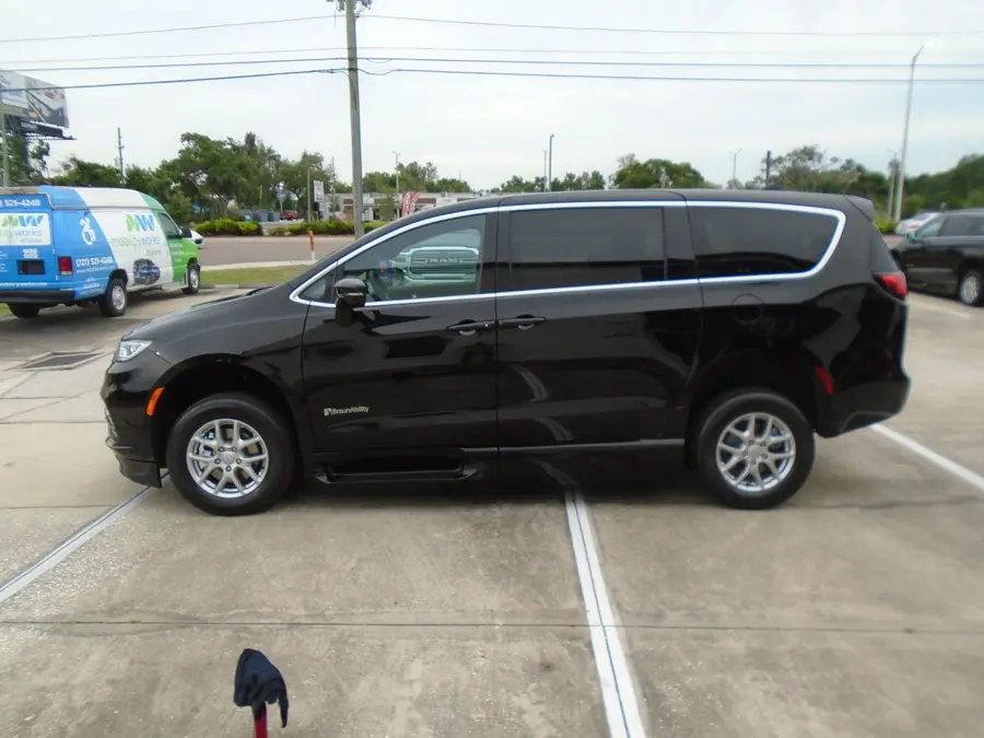 2026 Chrysler Pacifica Select photo 4