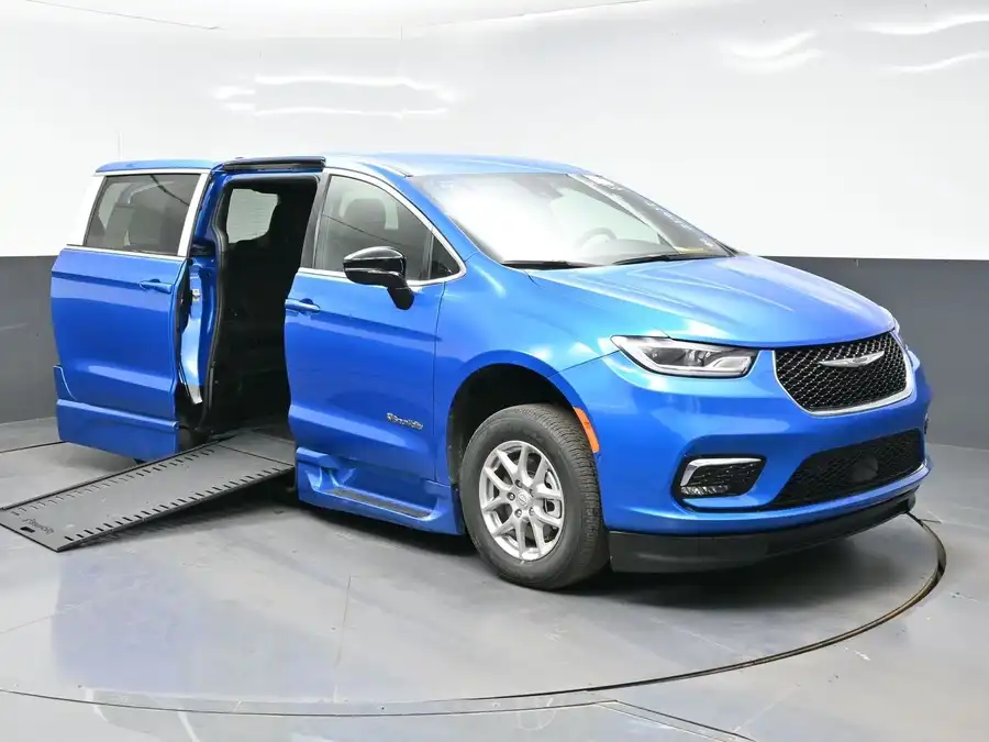 2026 Chrysler Pacifica Select's photo