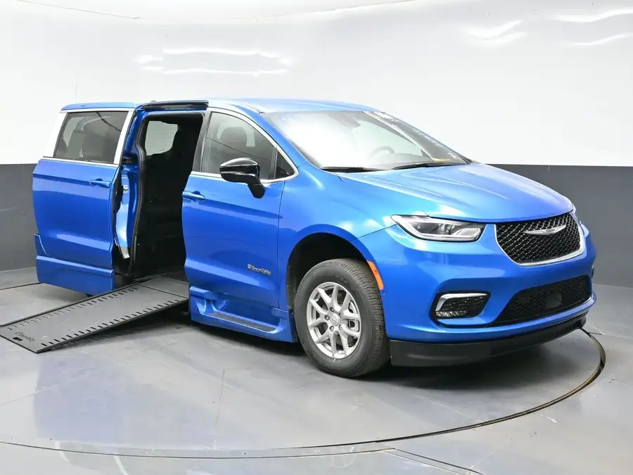 2026 Chrysler Pacifica Select's photo