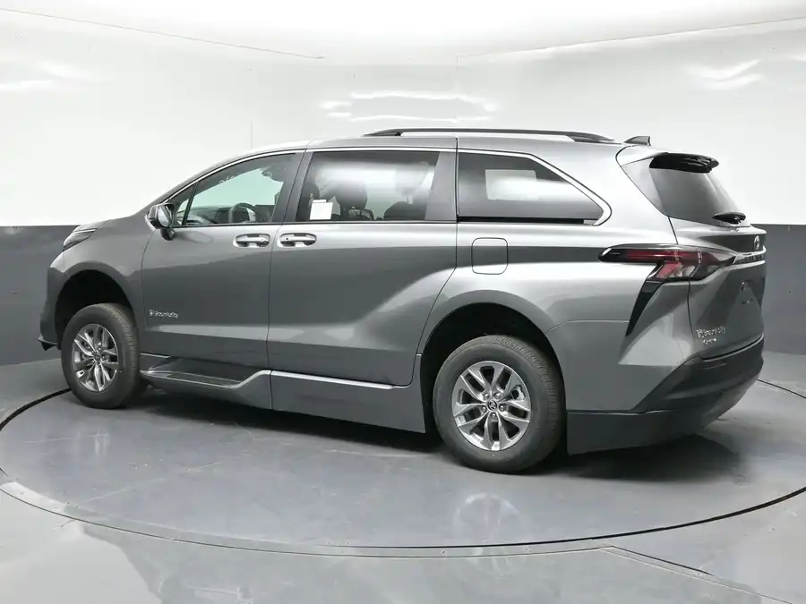 2026 Toyota Sienna XLE 7-Passenger Hybrid FWD's photo