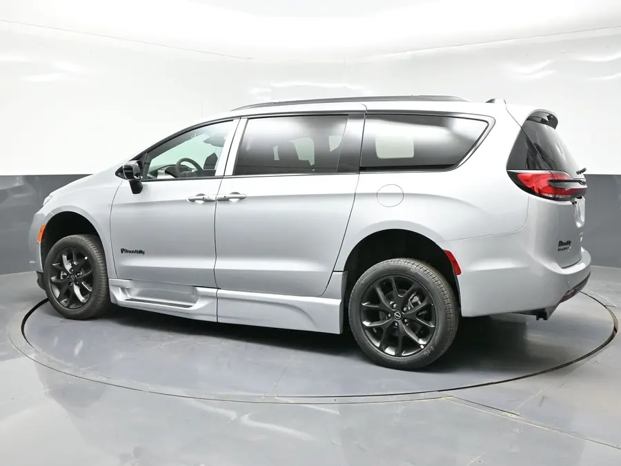 2026 Chrysler Pacifica Select photo 4