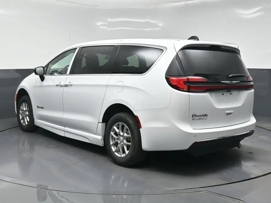 2026 Chrysler Pacifica Select photo 5