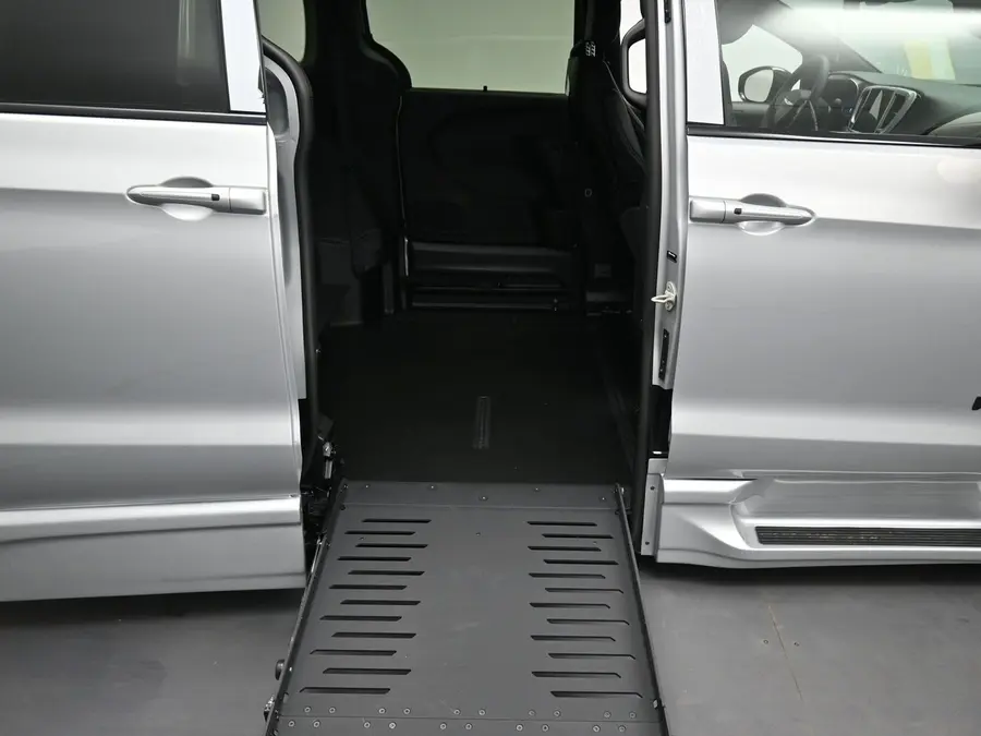 2026 Chrysler Pacifica Select photo 3