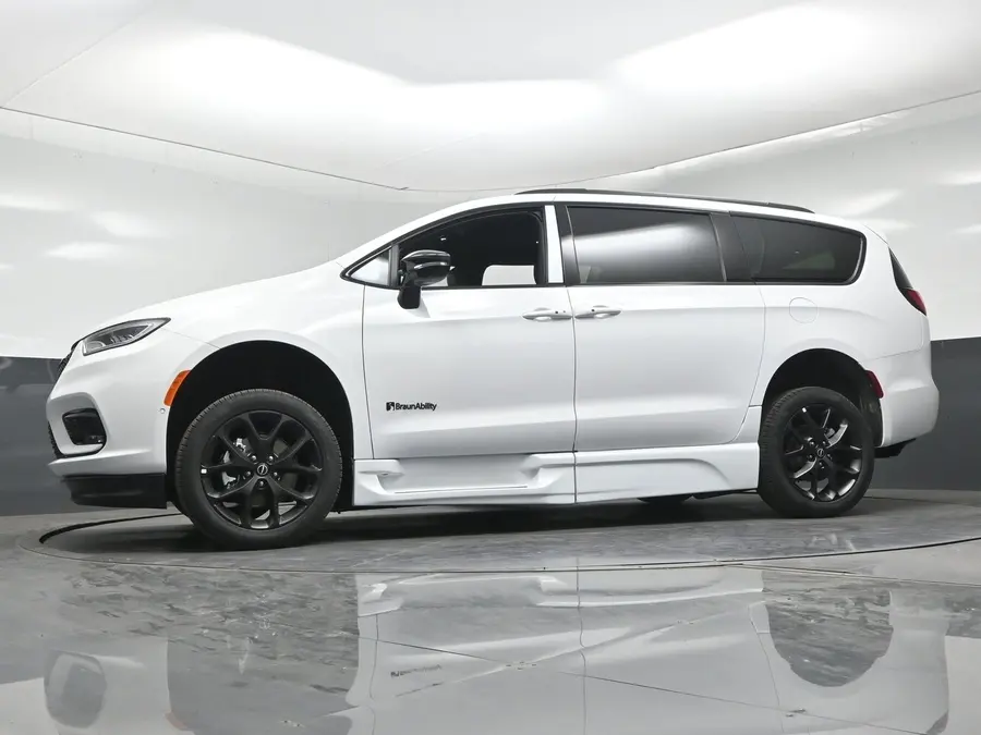 2026 Chrysler Pacifica Select photo 3