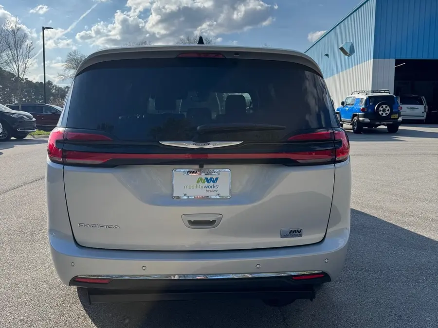 2026 Chrysler Pacifica Select photo 4