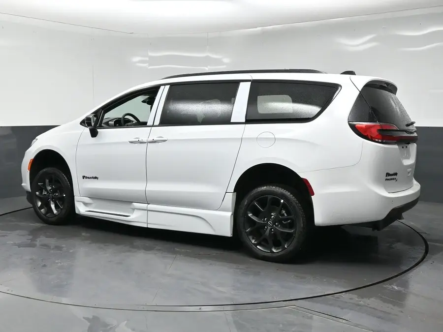 2026 Chrysler Pacifica Select photo 4