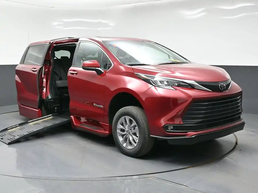 2026 Toyota Sienna XLE 7-Passenger Hybrid FWD's photo