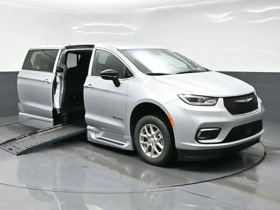 2026 Chrysler Pacifica Select photo 1