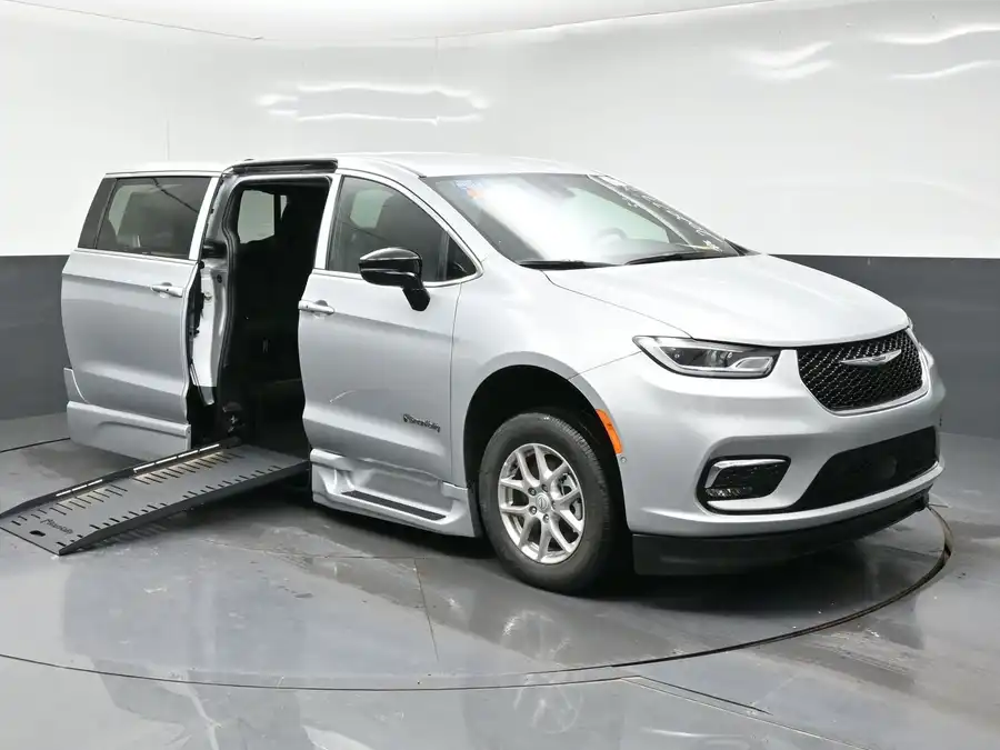 2026 Chrysler Pacifica Select's photo