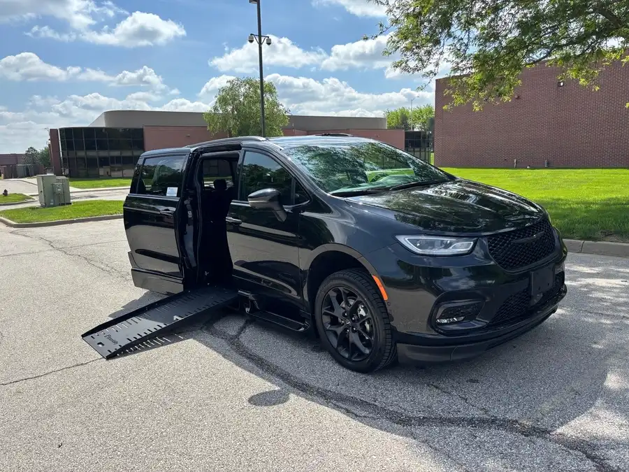 2023 Chrysler Pacifica Touring L's photo