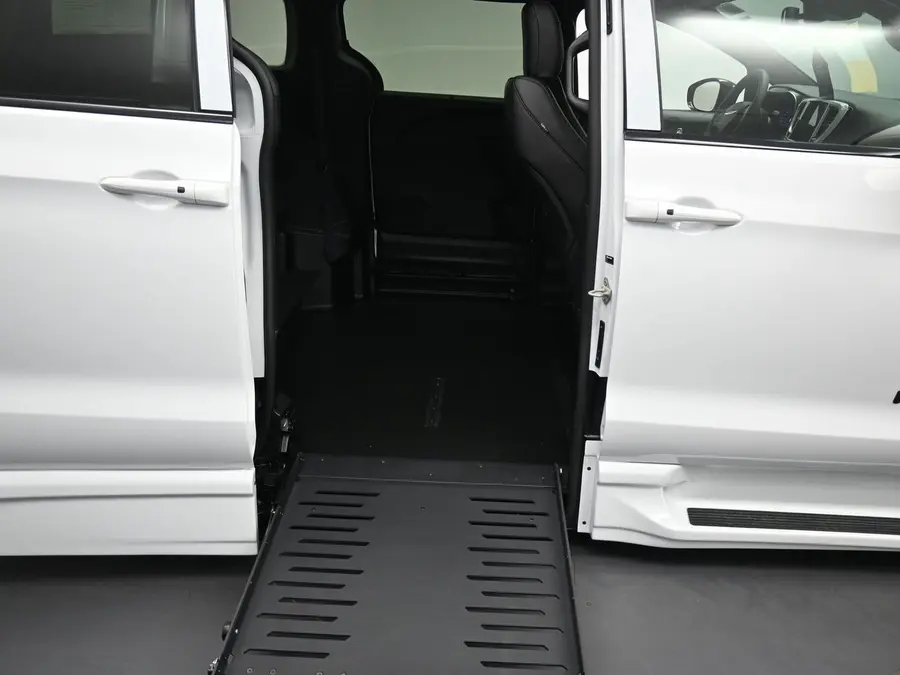 2026 Chrysler Pacifica Select photo 5