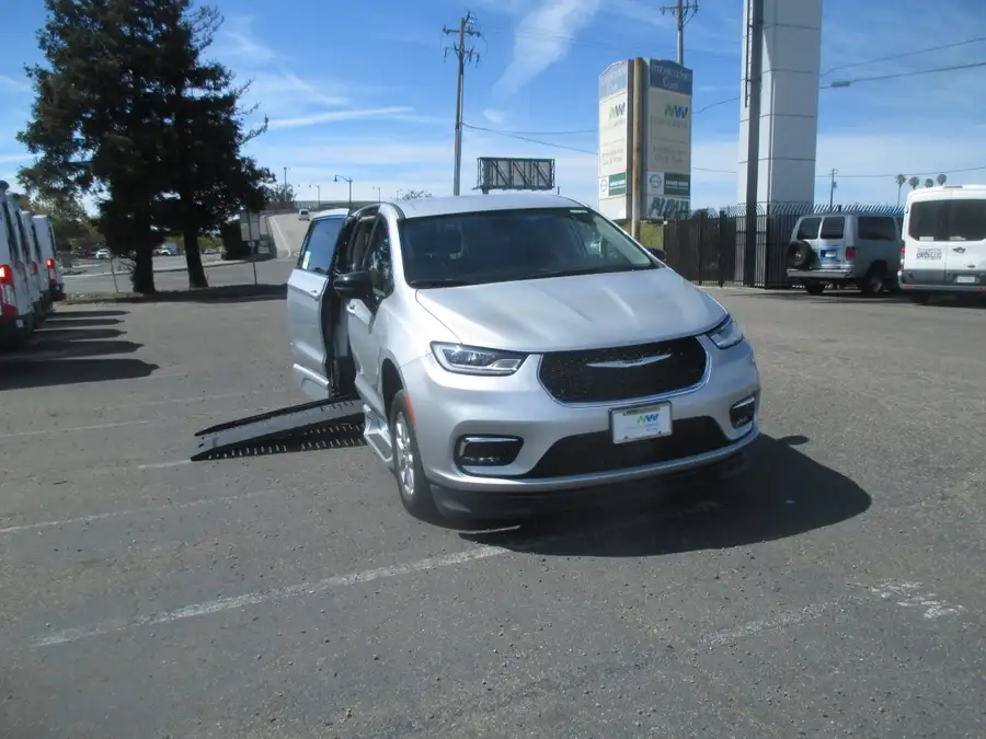 2024 Chrysler Pacifica Touring L's photo