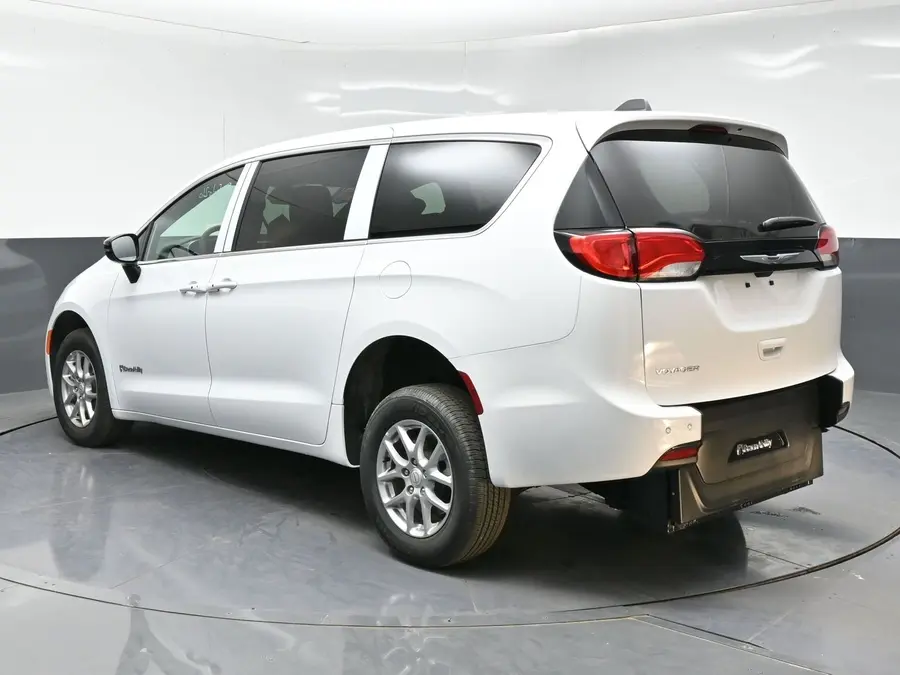 2026 Chrysler Voyager LX photo 5